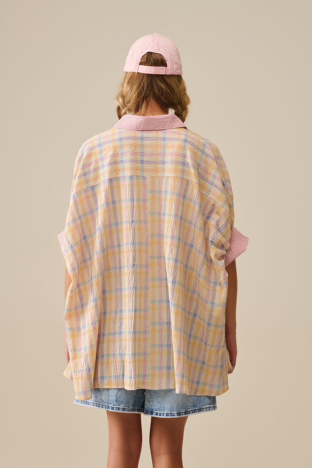 Blusa fluida de grandes dimensões com contraste cuadros