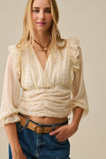 Blusa bege com pontos dourados e pormenores de folhos