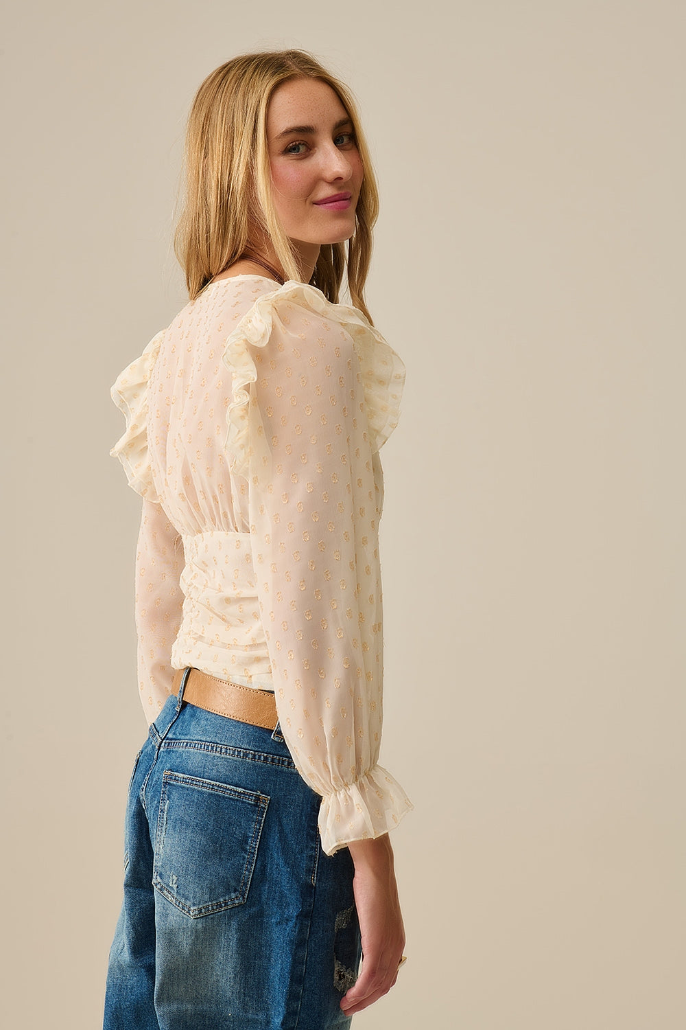 Blusa bege com pontos dourados e pormenores de folhos