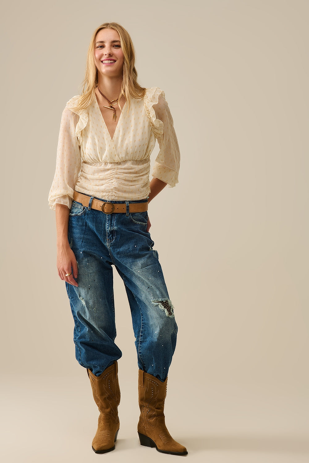Blusa bege com pontos dourados e pormenores de folhos