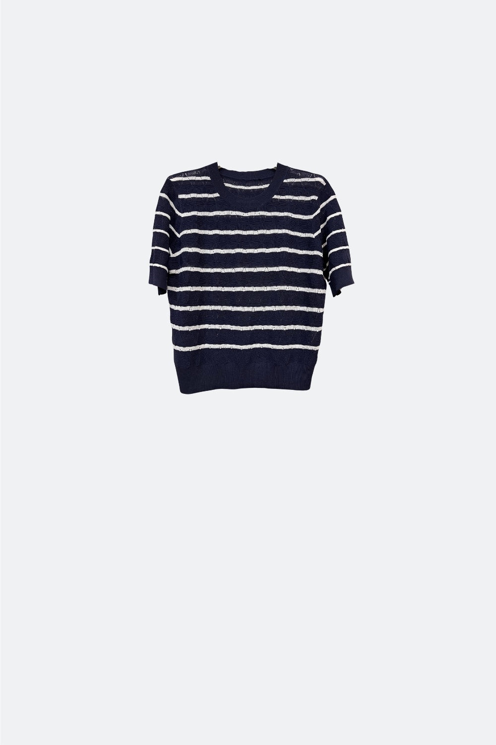 Camisola de malha aberta azul-marinho com mangas curtas e riscas brancas