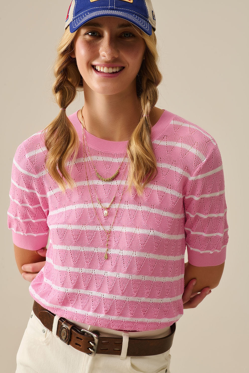 Top de malha rosa com mangas curtas e riscas brancas