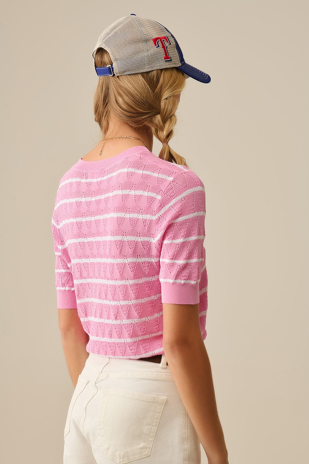 Top de malha rosa com mangas curtas e riscas brancas