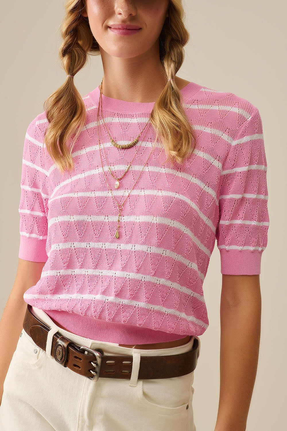 Top de malha rosa com mangas curtas e riscas brancas