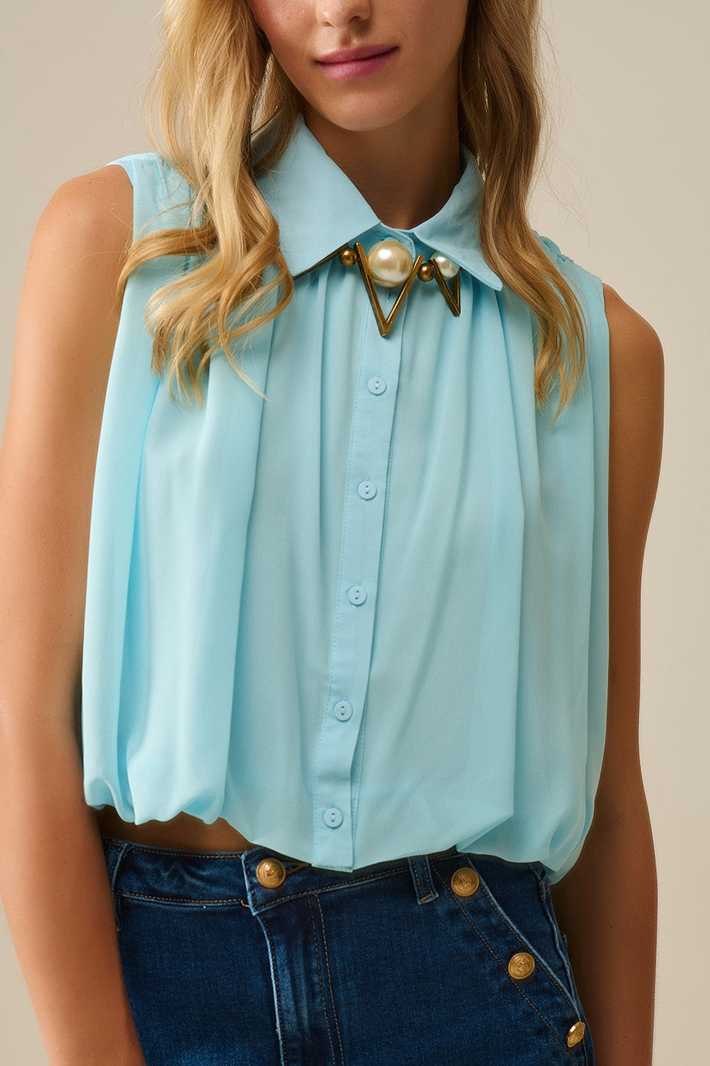 blusa de chiffon azul bebé com pregas na bainha