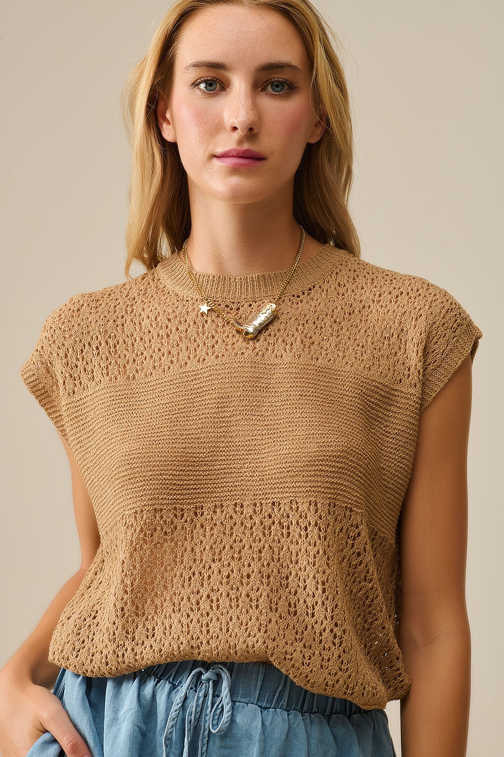 Camisola camel com malha aberta macia e mangas caídas