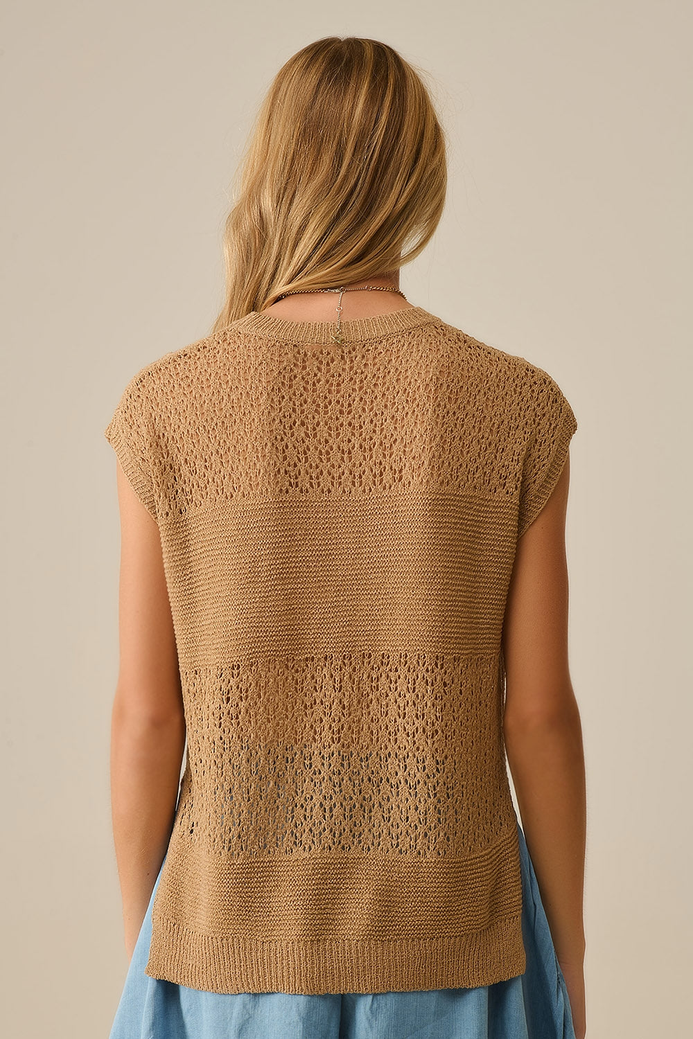 Camisola camel com malha aberta macia e mangas caídas