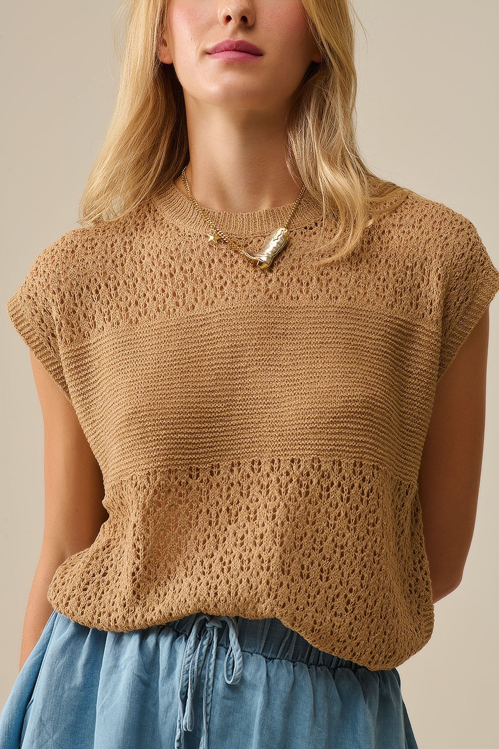 Camisola camel com malha aberta macia e mangas caídas