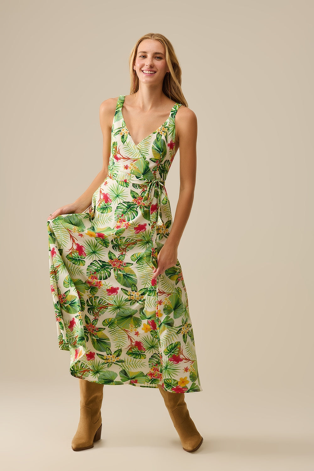 Vestido comprido branco com estampado tropical