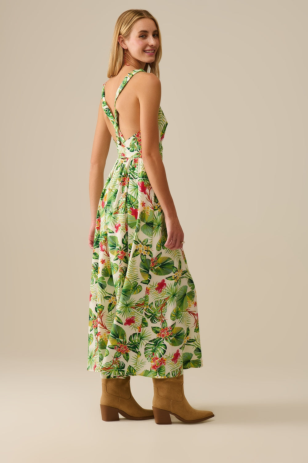 Vestido comprido branco com estampado tropical