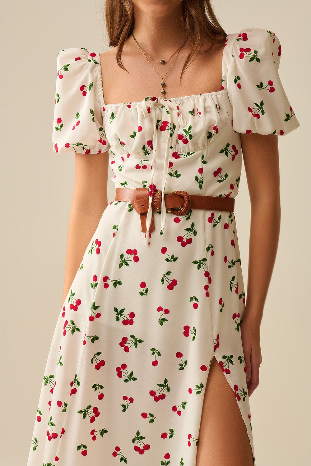 Vestido midi com estampado de cerejas e mangas bufantes