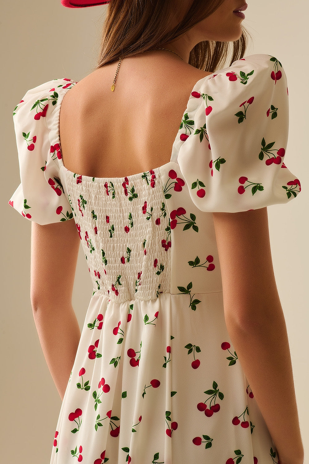Vestido midi com estampado de cerejas e mangas bufantes