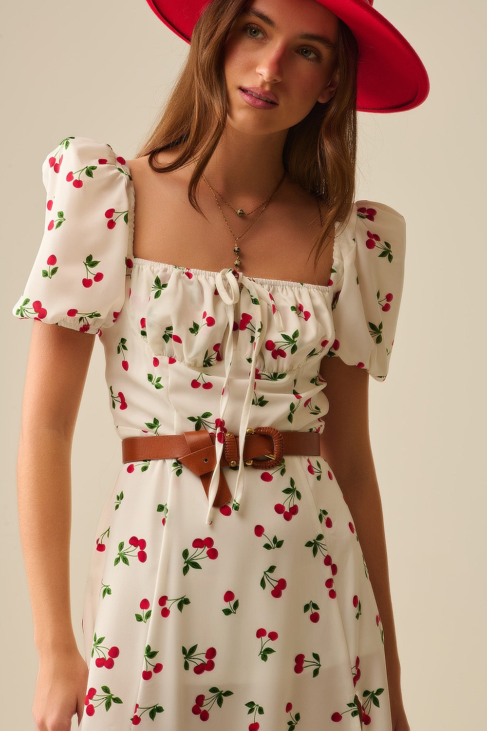 Vestido midi com estampado de cerejas e mangas bufantes
