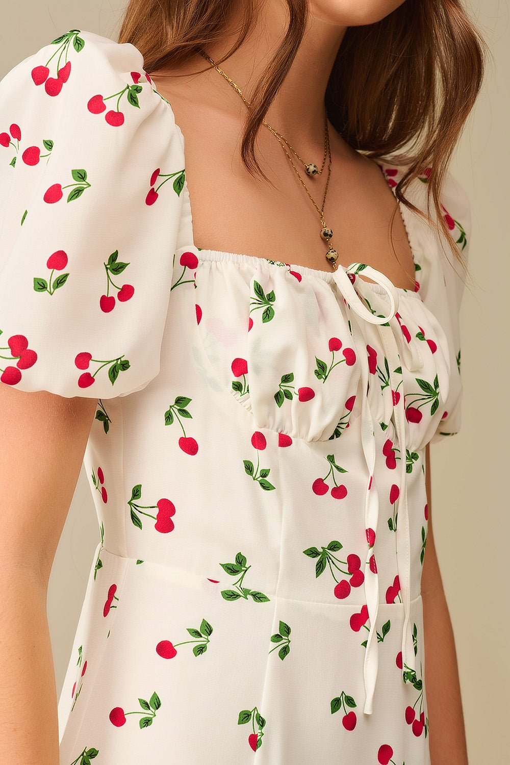 Vestido midi com estampado de cerejas e mangas bufantes