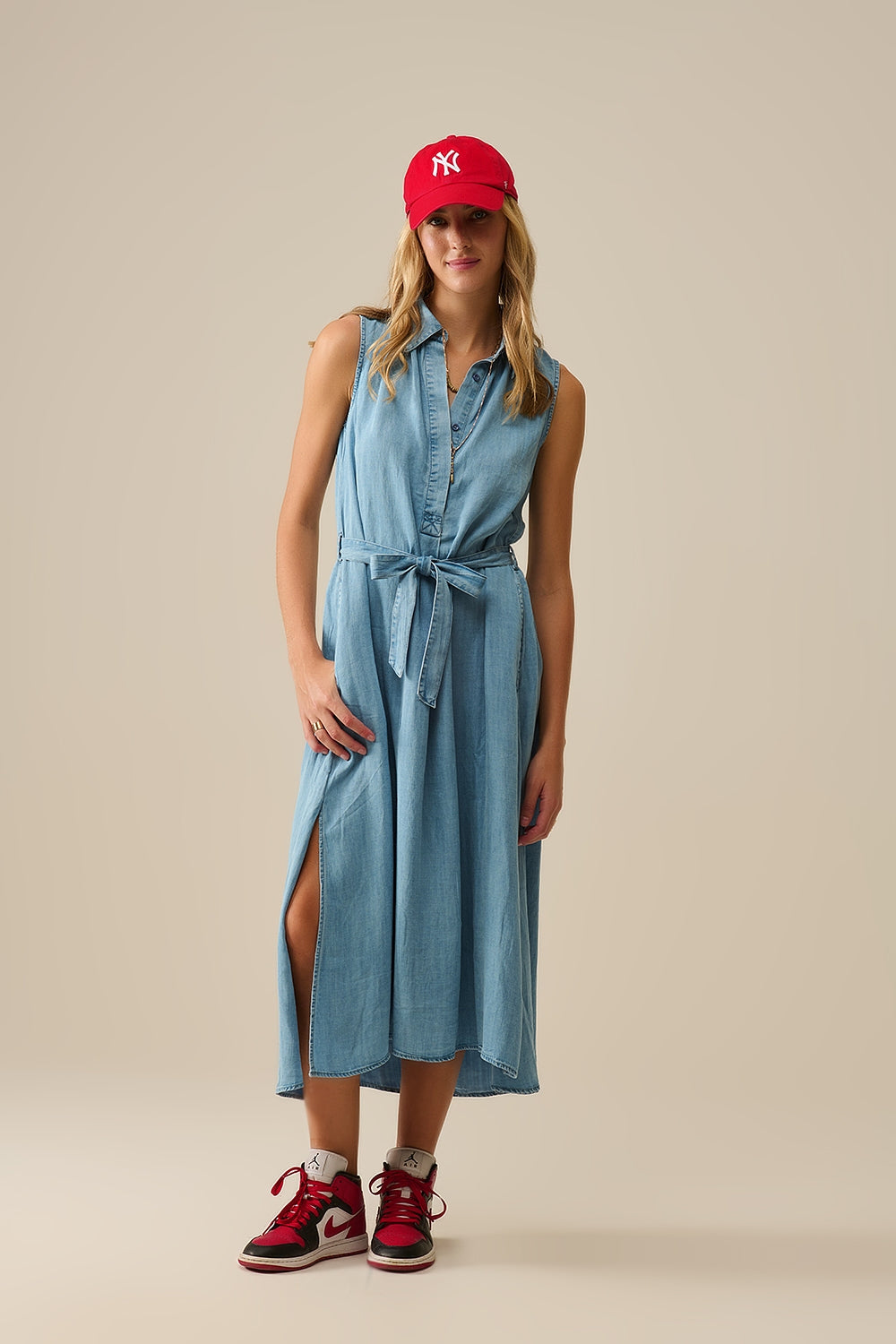 Vestido camisa sem mangas em tecido tencel em azul