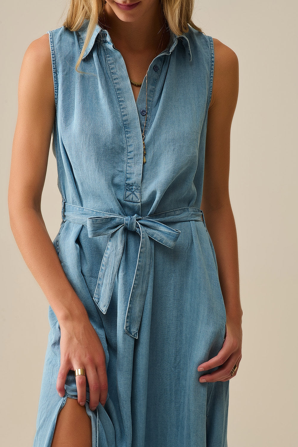 Vestido camisa sem mangas em tecido tencel em azul