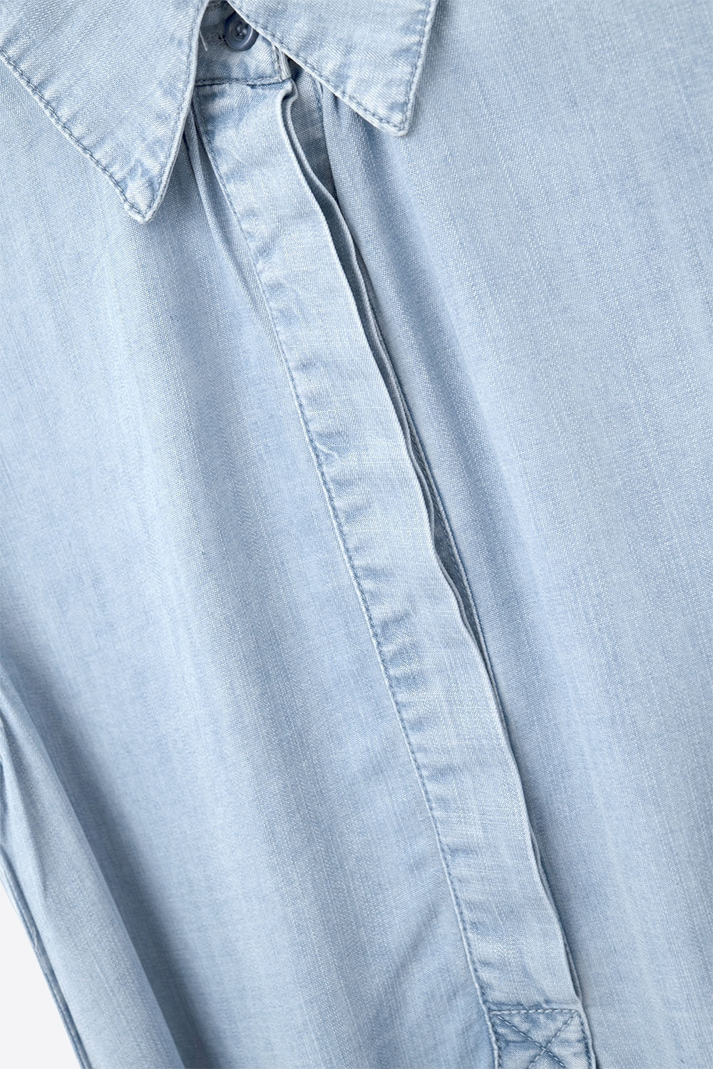 Vestido camisa sem mangas em tecido tencel em azul
