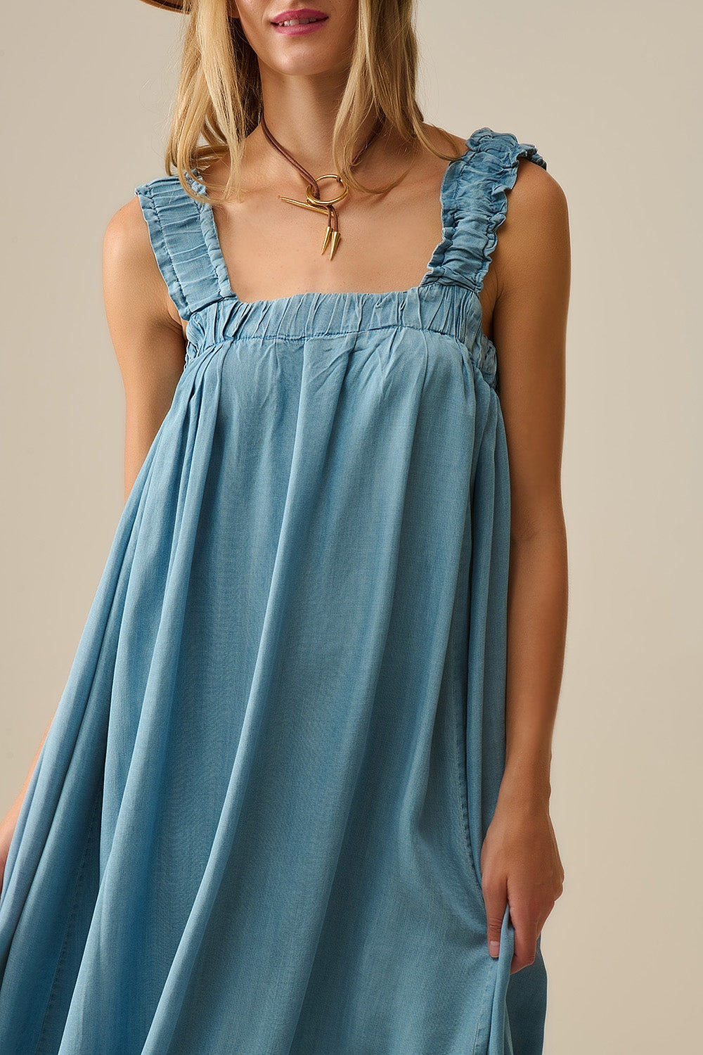 Vestido maxi azul claro com alças com folhos em tecido tencel