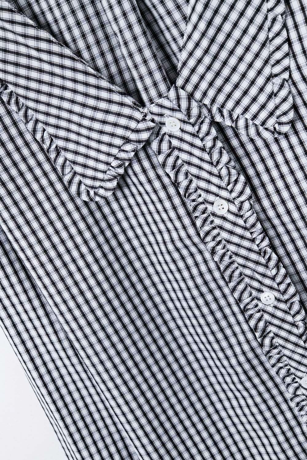 Blusa com gola peter pan em xadrez preto e branco