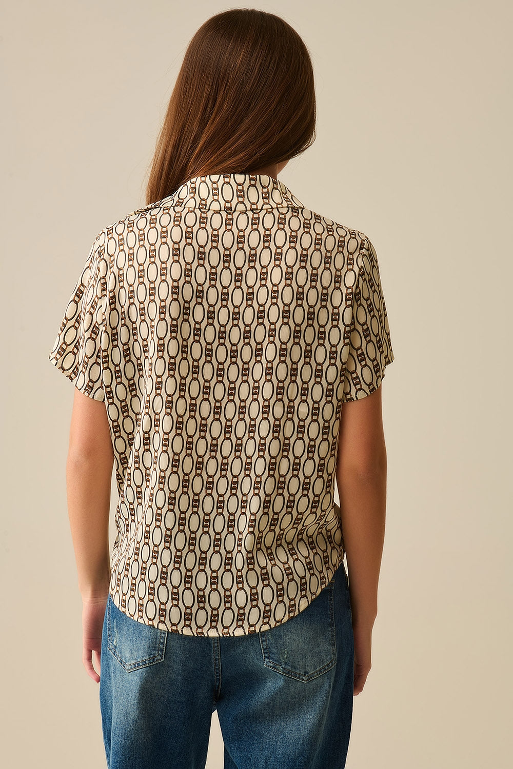 Camisa pólo bege de manga curta com estampado de correntes