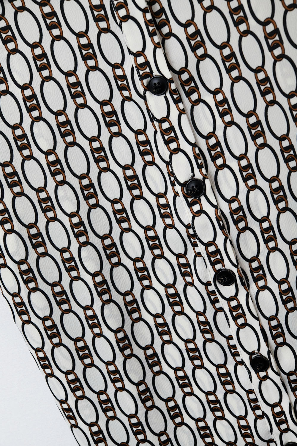 Camisa pólo bege de manga curta com estampado de correntes