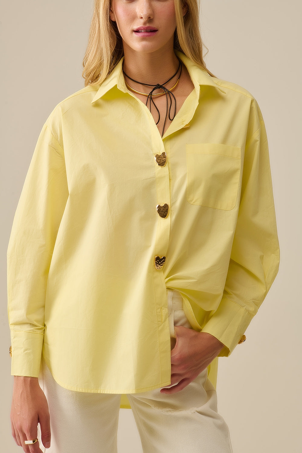 Camisa de popeline descontraída com botões de coração dourados em amarelo