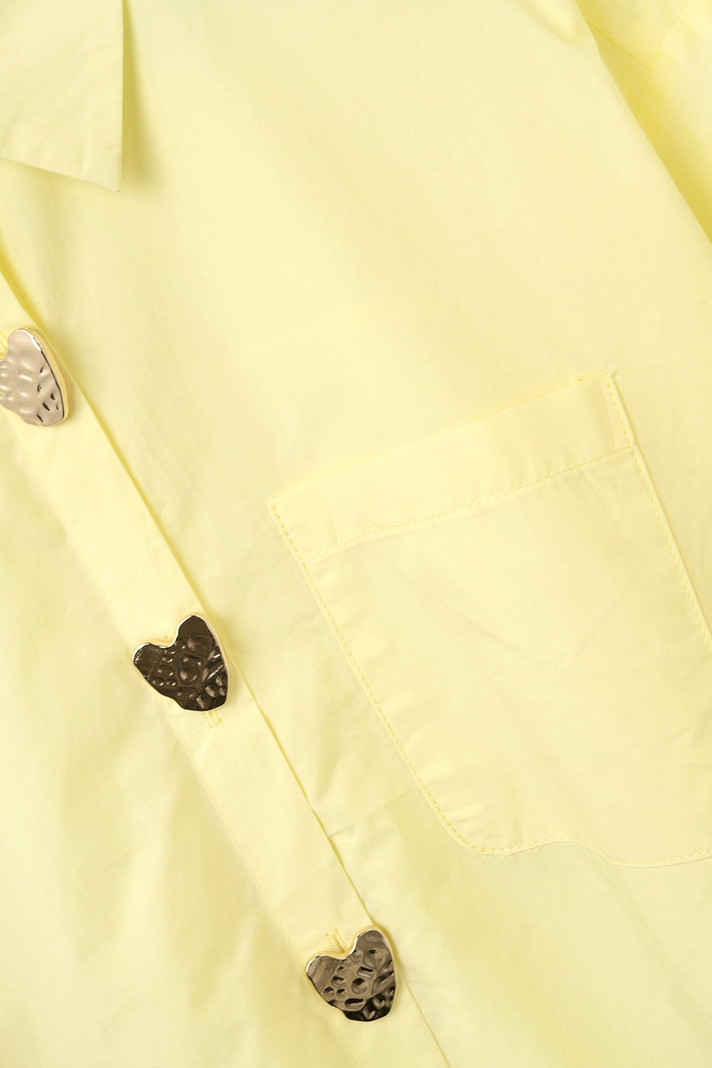 Camisa de popeline descontraída com botões de coração dourados em amarelo