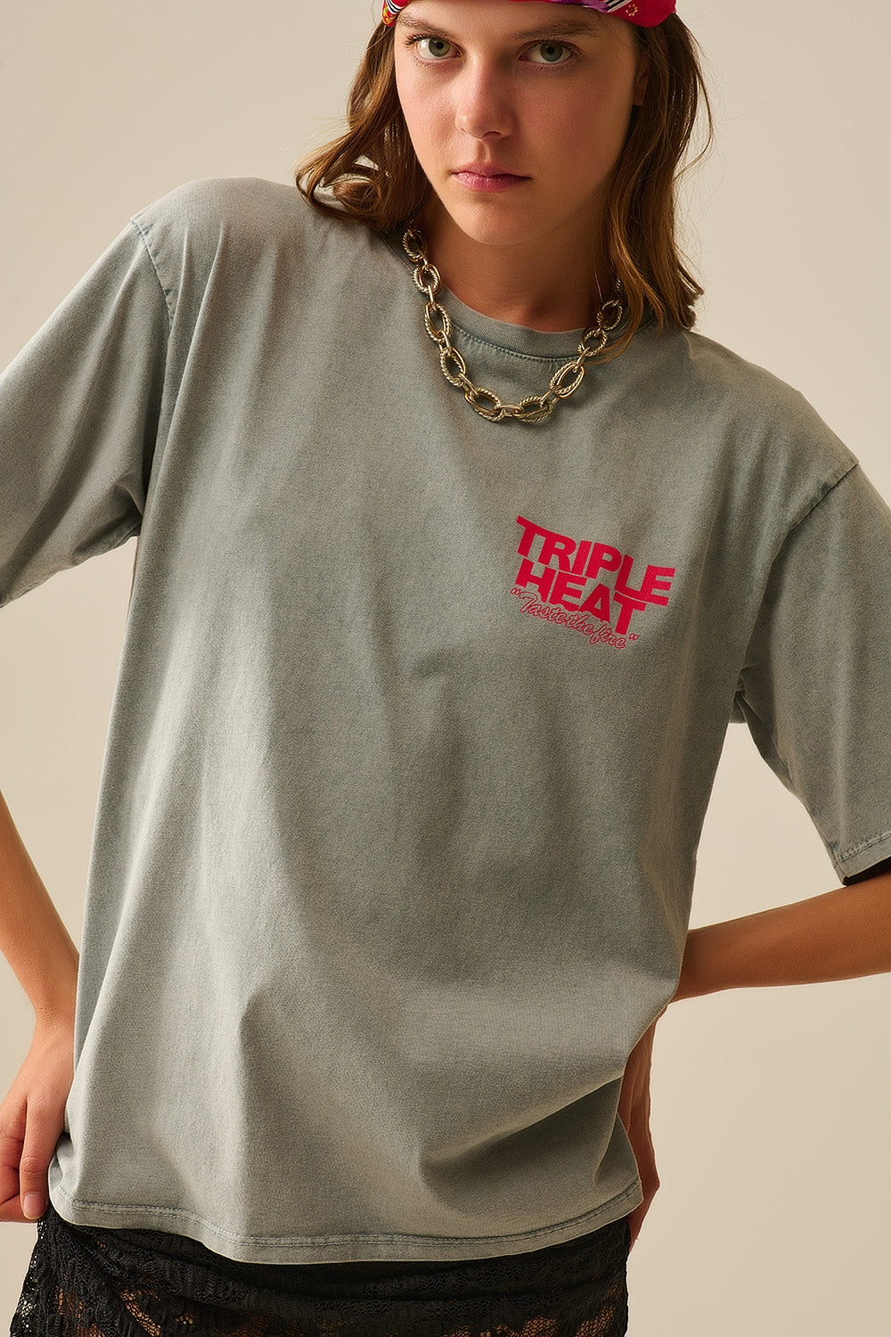 T-shirt de manga curta TRIPLE HEAT LOGO em cinzento lavado de corte descontraído