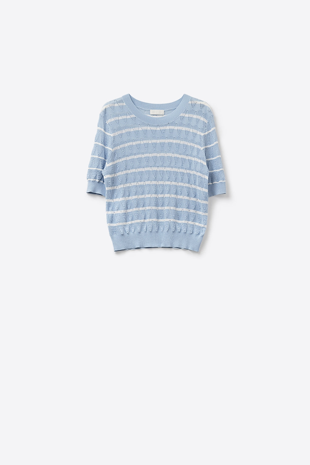 Camisola de malha aberta azul-celeste com mangas curtas e riscas brancas