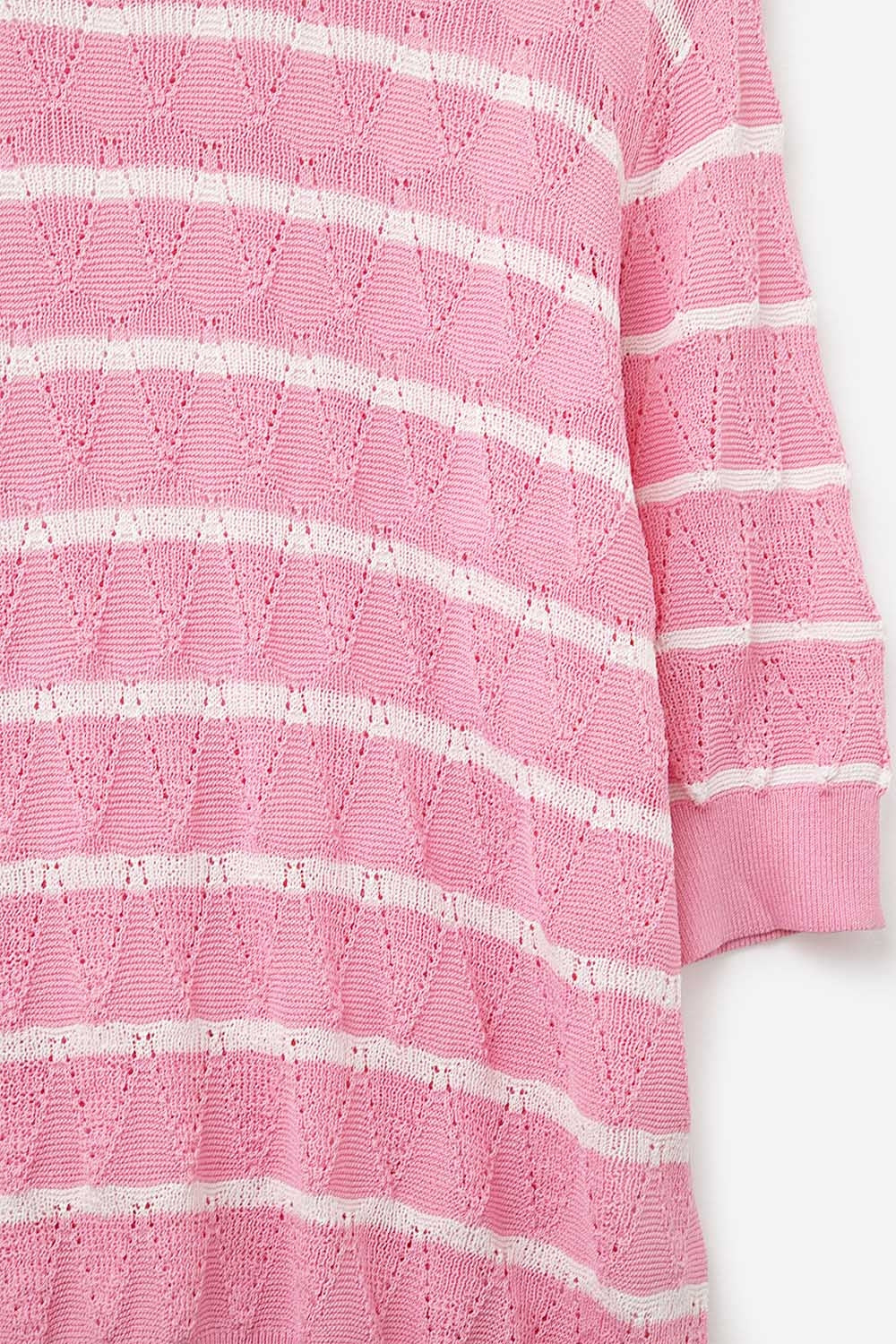 Top de malha rosa com mangas curtas e riscas brancas