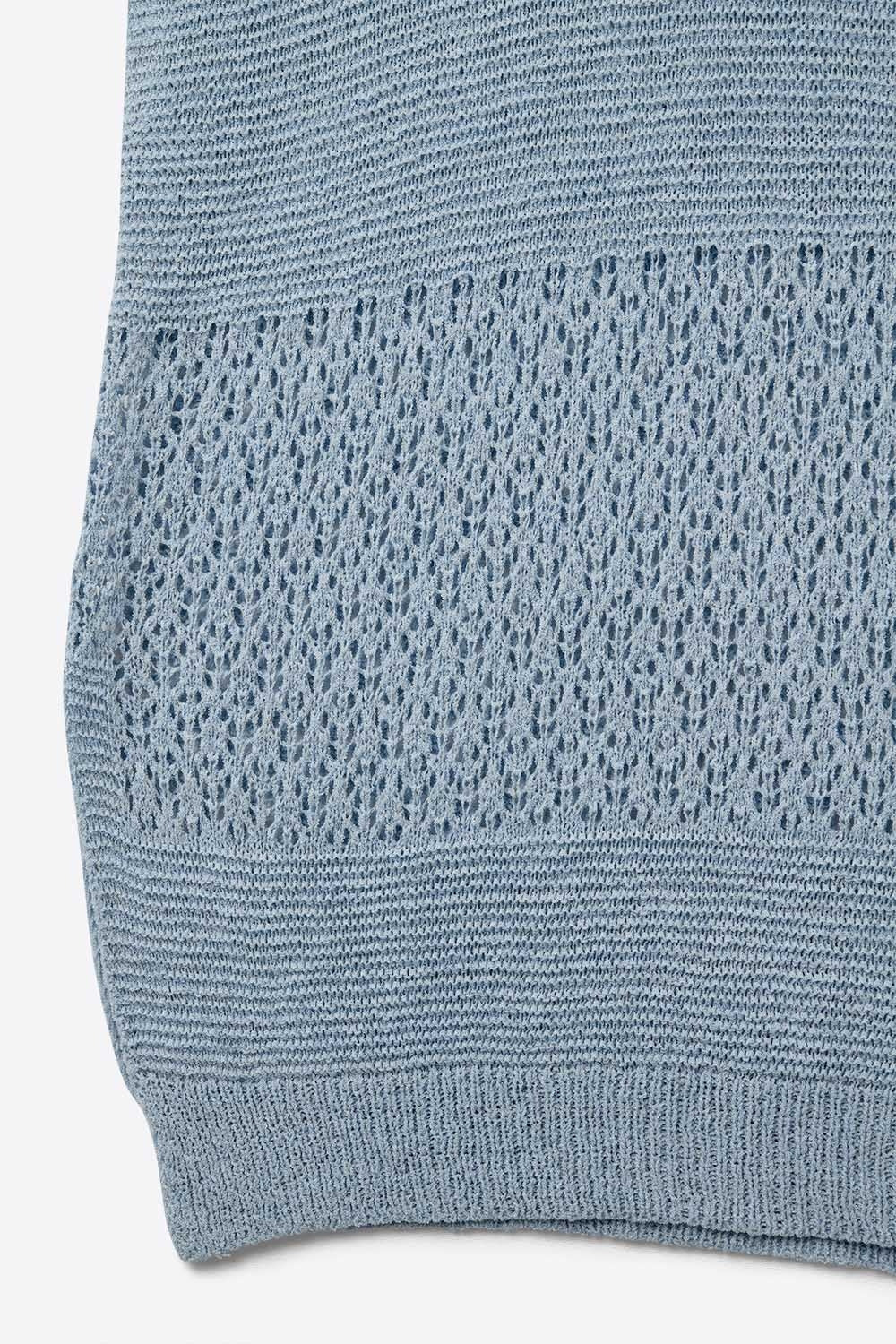 Camisola azul com malha aberta macia e mangas caídas