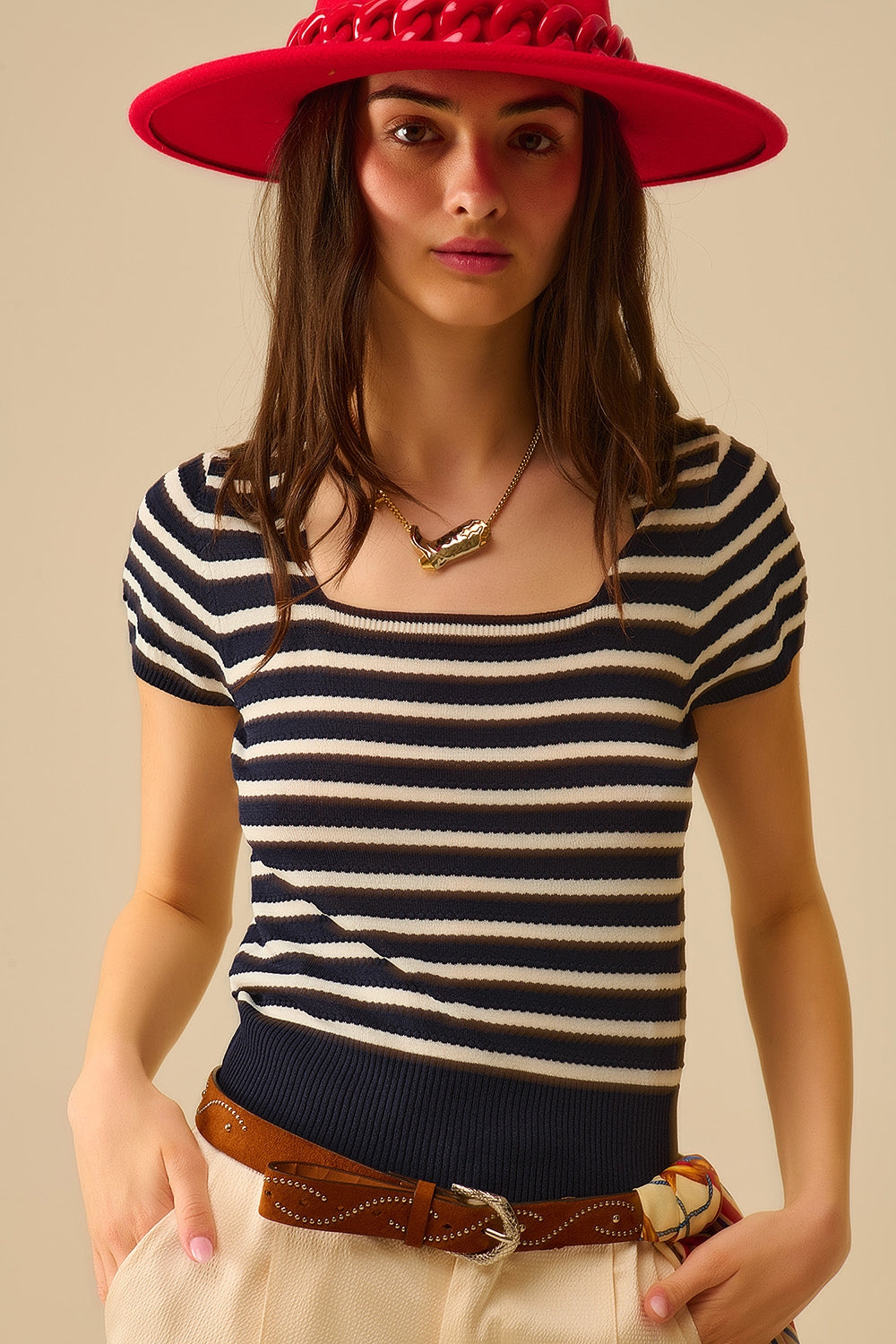 Camisola de gola quadrada às riscas em azul-marinho e branco