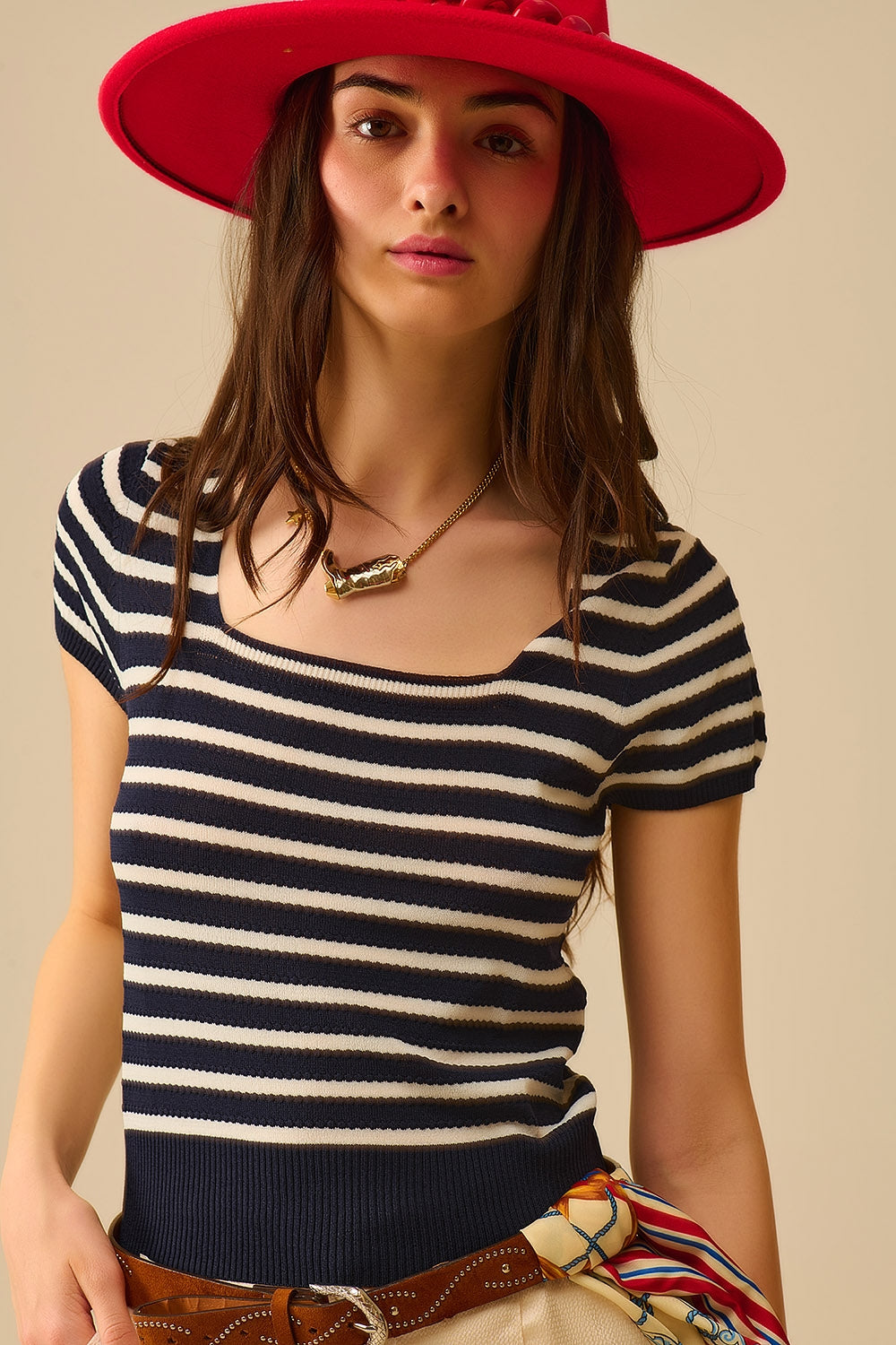 Camisola de gola quadrada às riscas em azul-marinho e branco