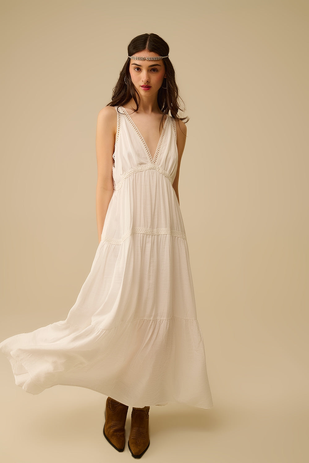 Vestido Maxi branco com pormenores em renda e estilo boho