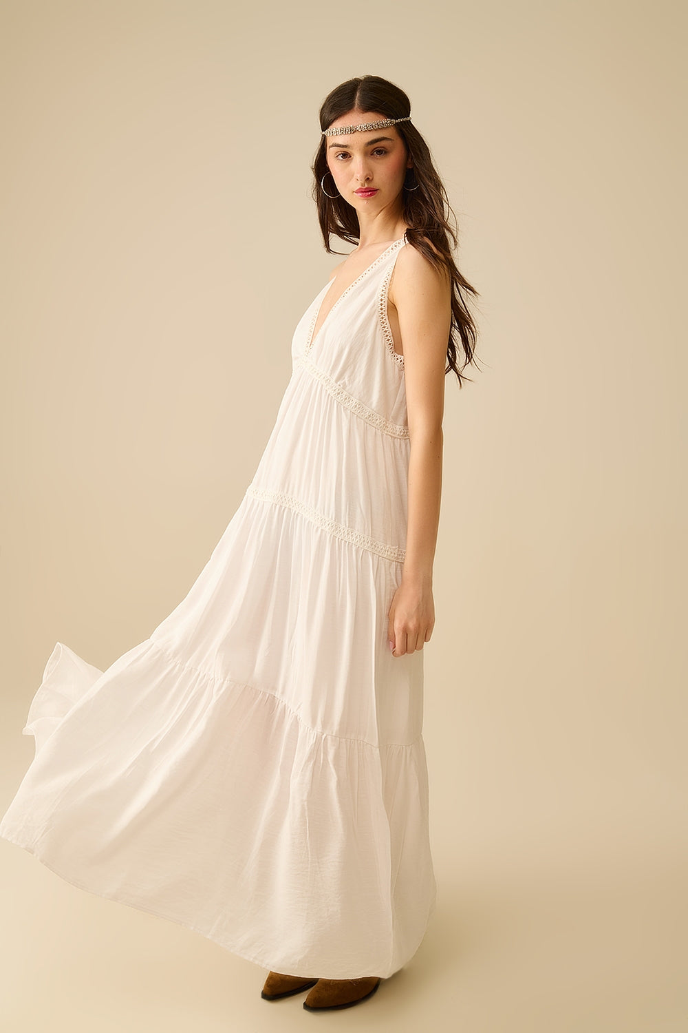 Vestido Maxi branco com pormenores em renda e estilo boho