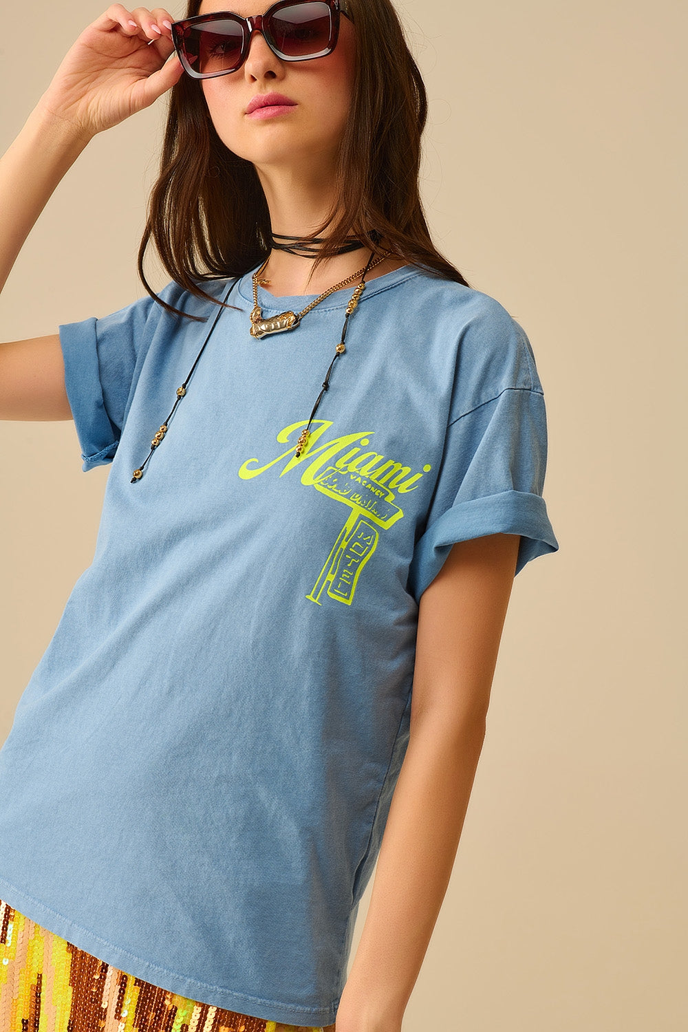 T-shirt azul com impressão do logótipo de Miami em amarelo