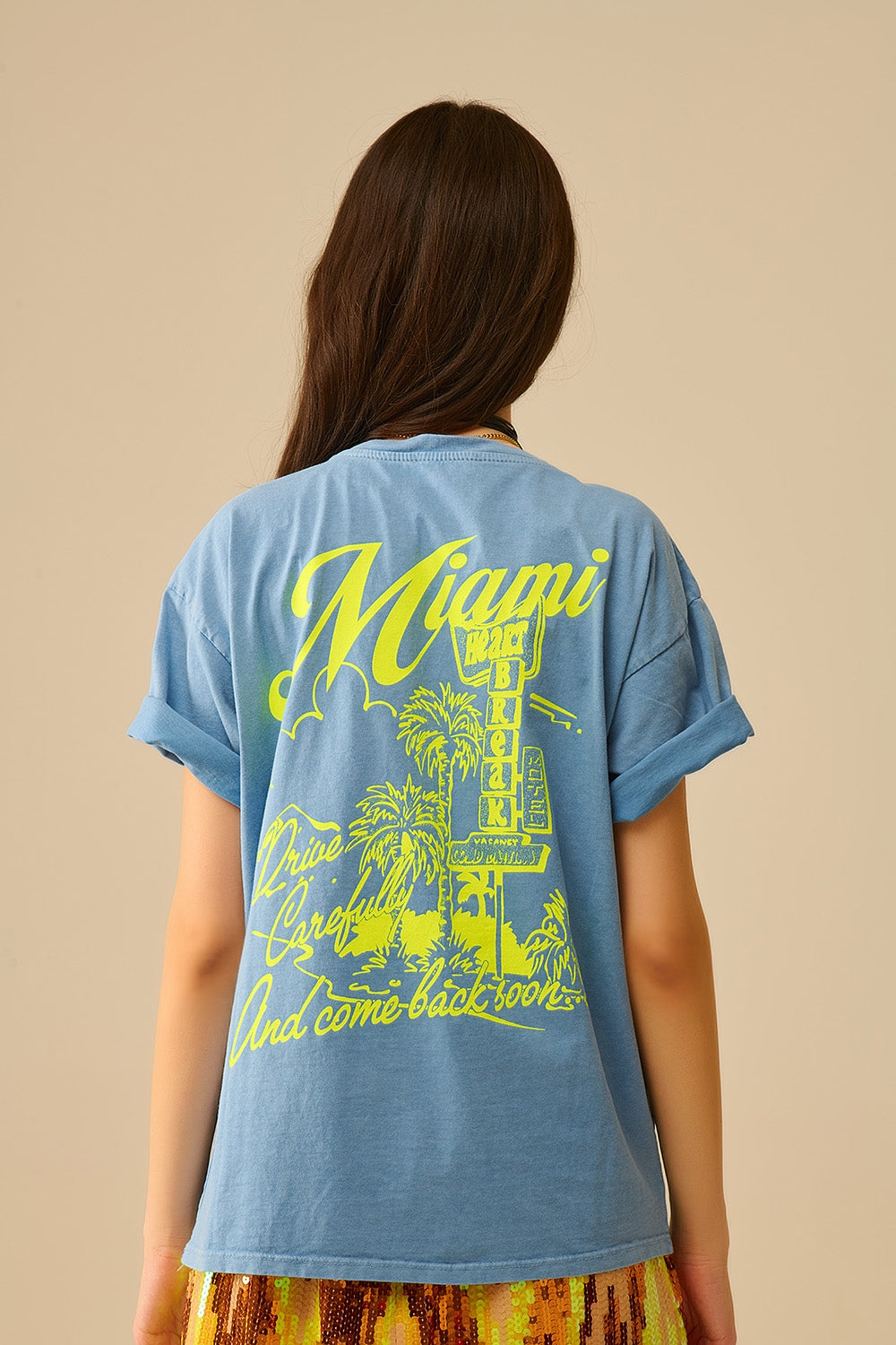 T-shirt azul com impressão do logótipo de Miami em amarelo