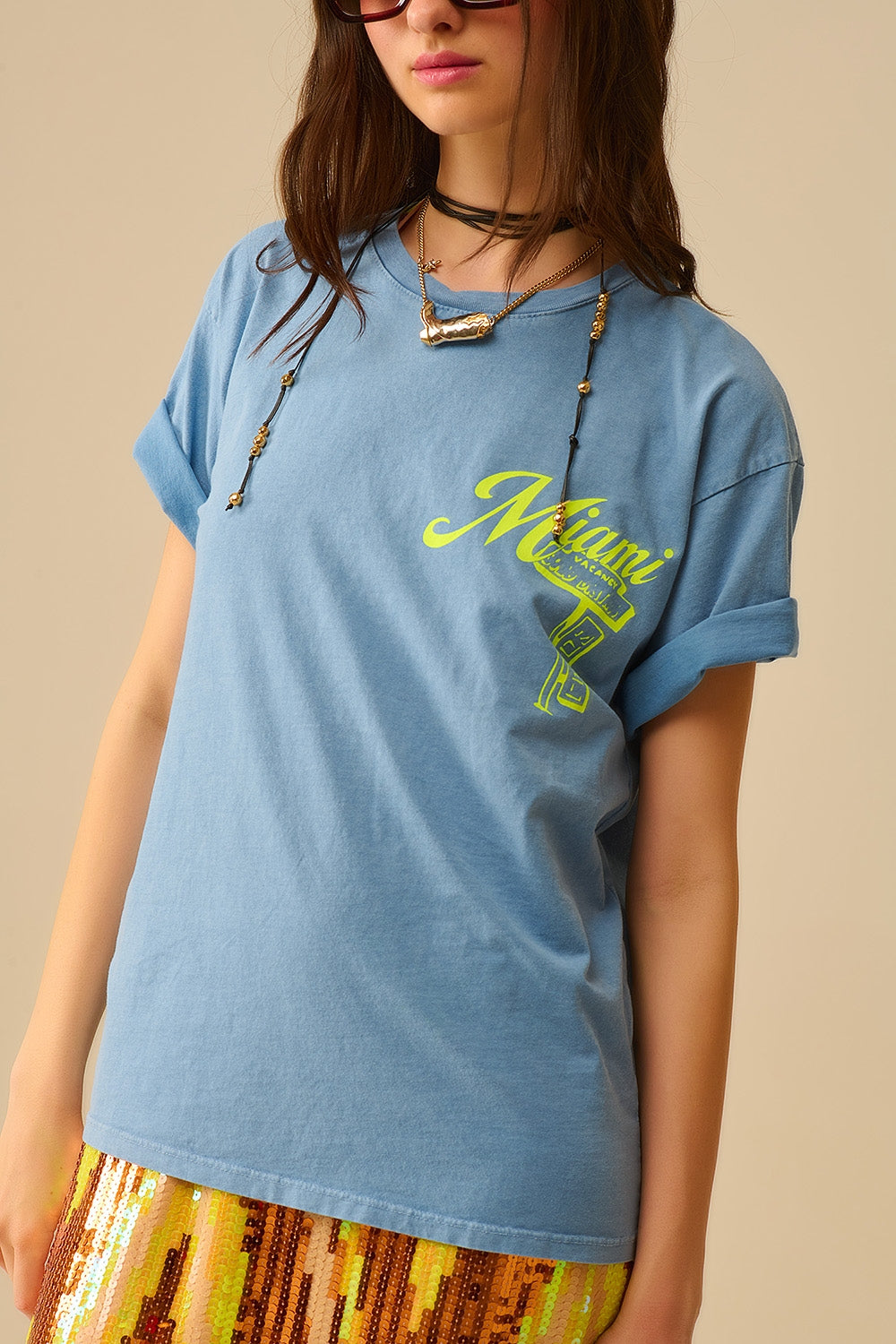 T-shirt azul com impressão do logótipo de Miami em amarelo