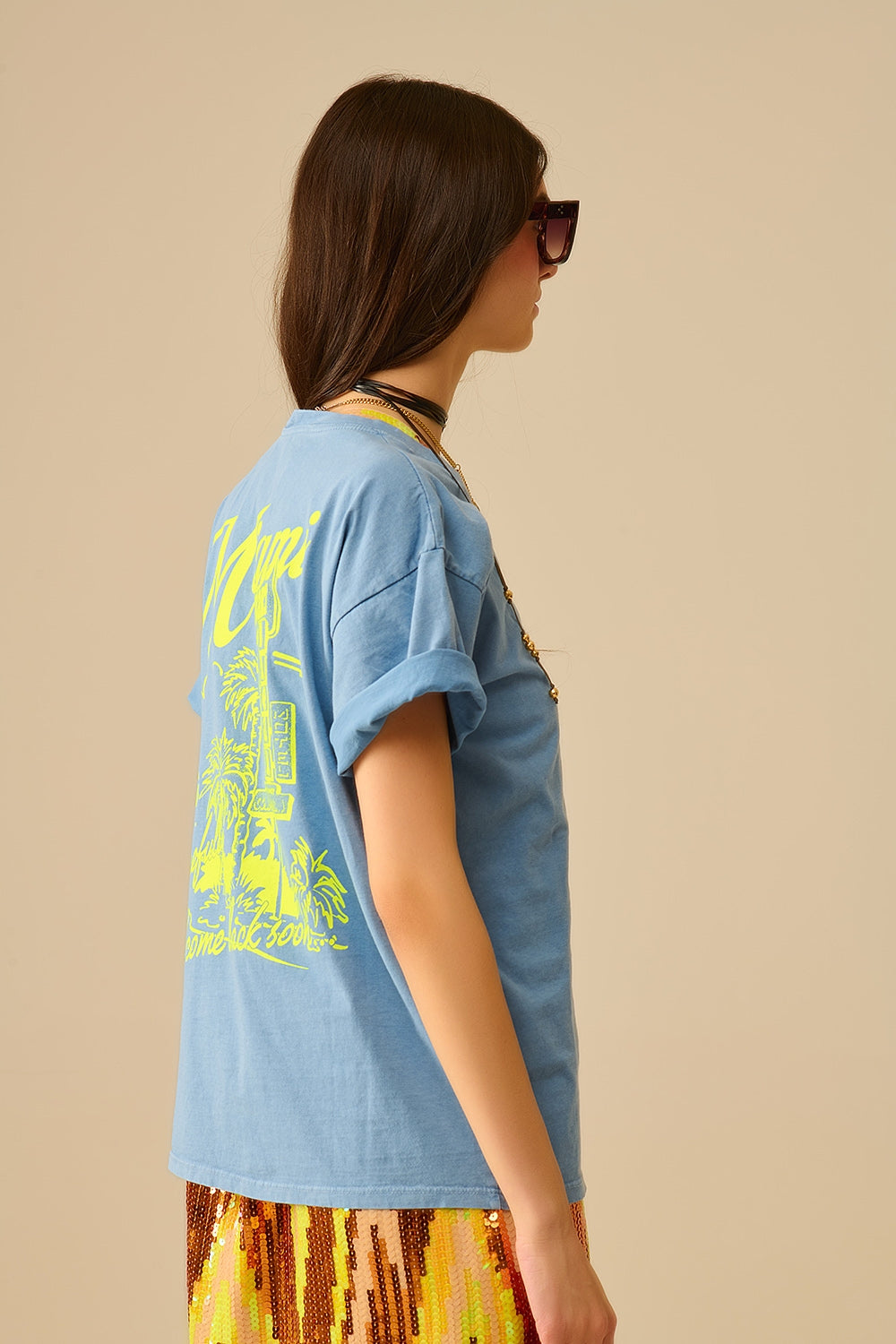 T-shirt azul com impressão do logótipo de Miami em amarelo