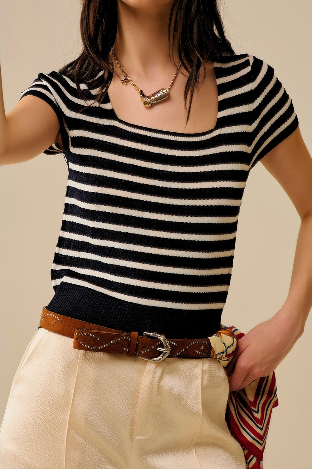 Camisola de gola quadrada às riscas em branco e preto