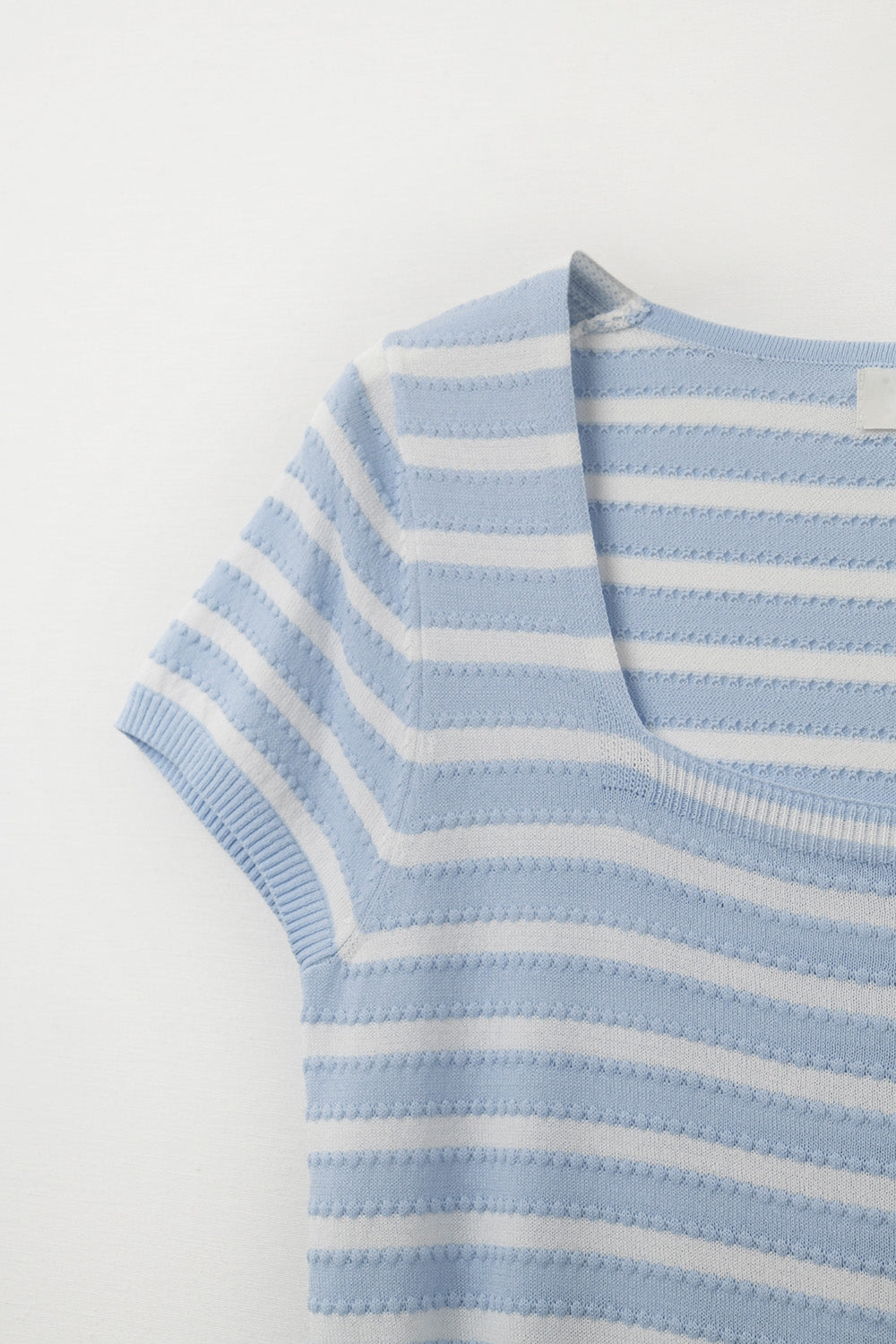 Camisola de gola quadrada às riscas em azul bebé e branco