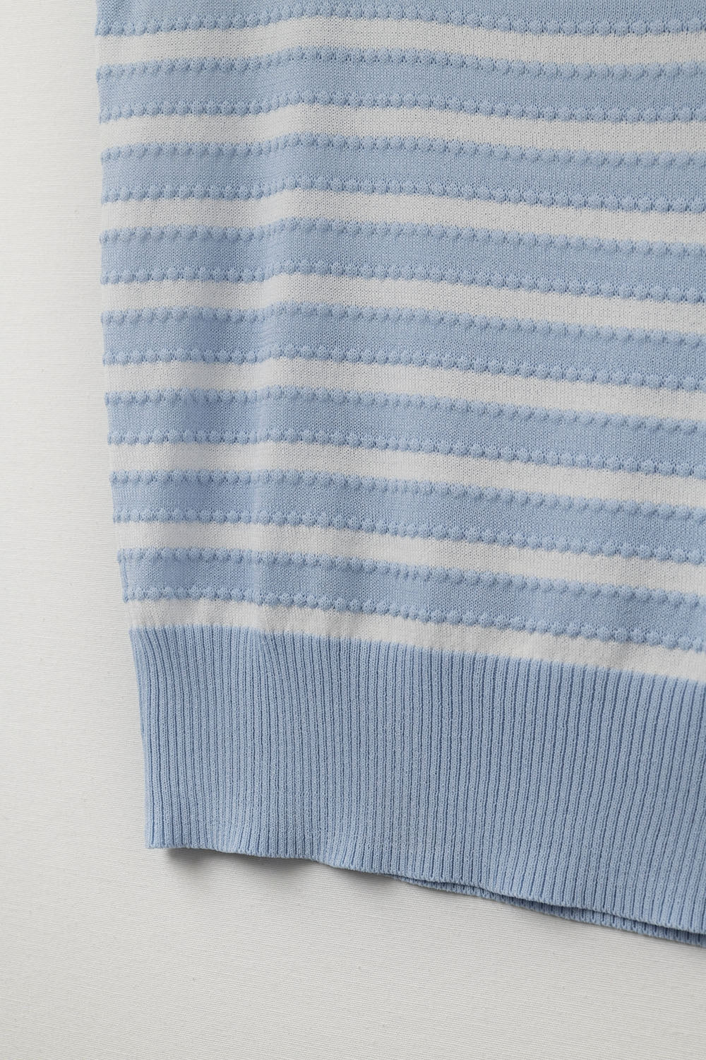 Camisola de gola quadrada às riscas em azul bebé e branco