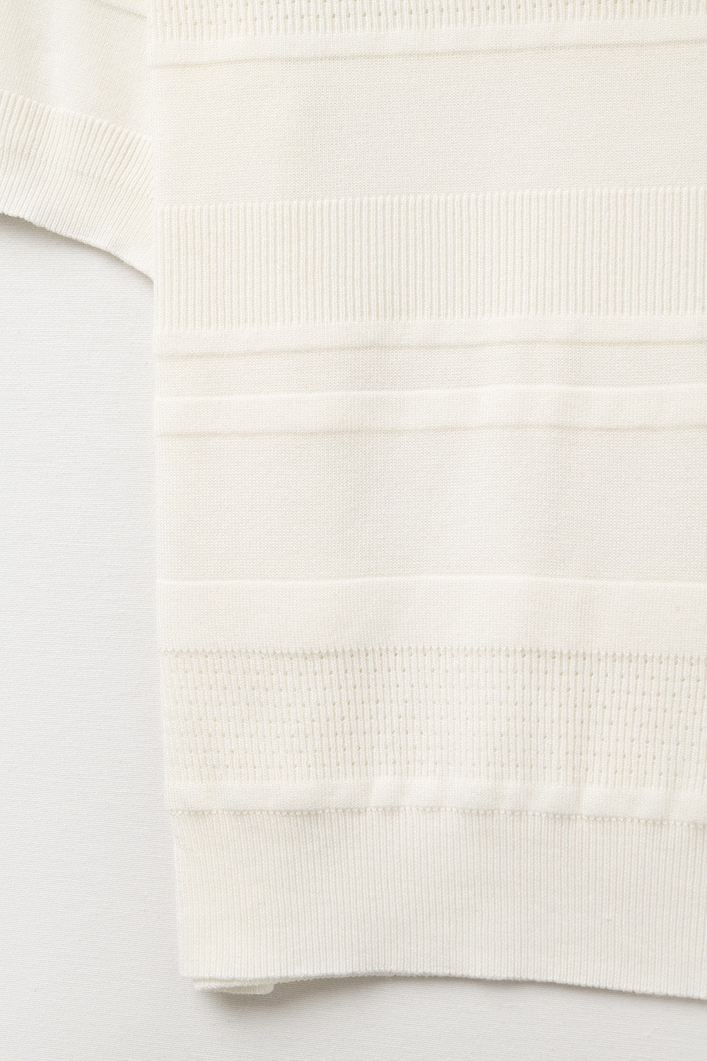 Camisola de malha com riscas texturadas em branco