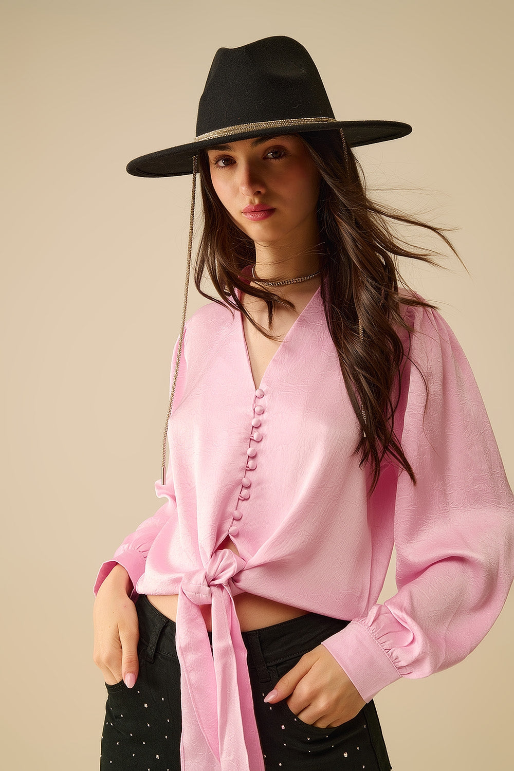 Camisa cortada em cor-de-rosa com nó