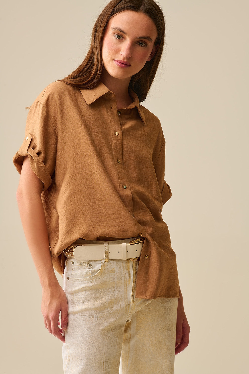 Camisa de manga curta camel descontraída com botões dourados