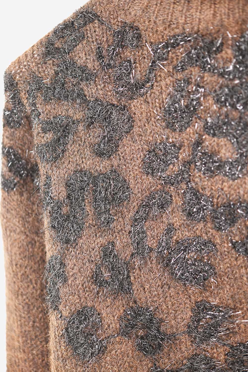 Camisola de malha castanha com desenho abstrato