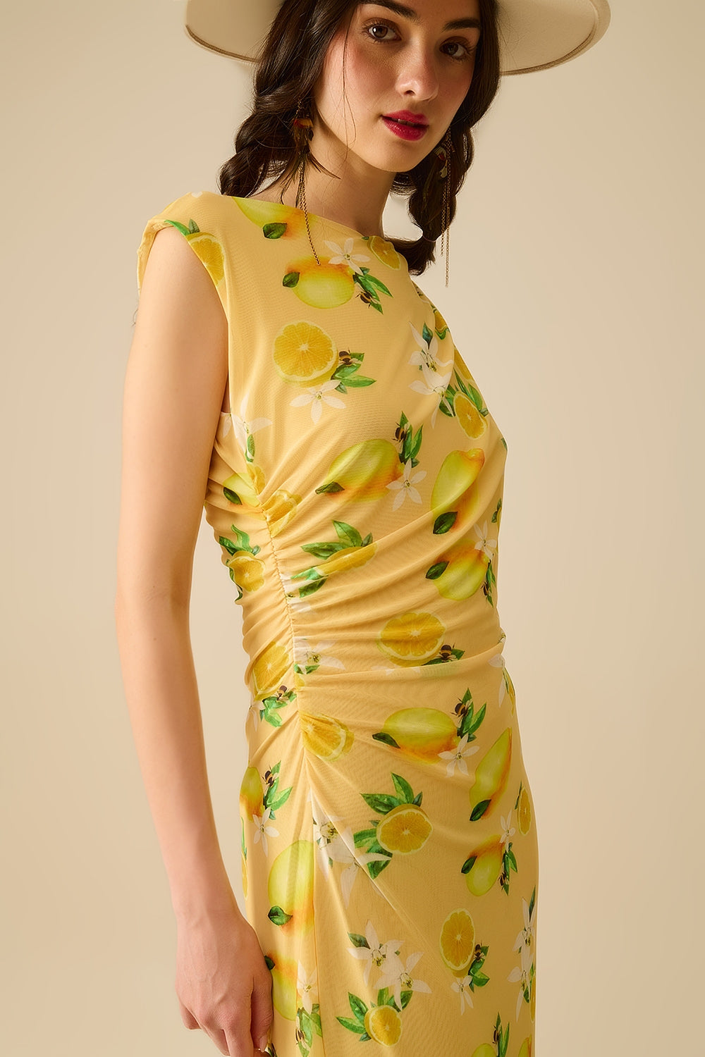 Vestido de tule com folhos laterais em estampado amarelo-limão