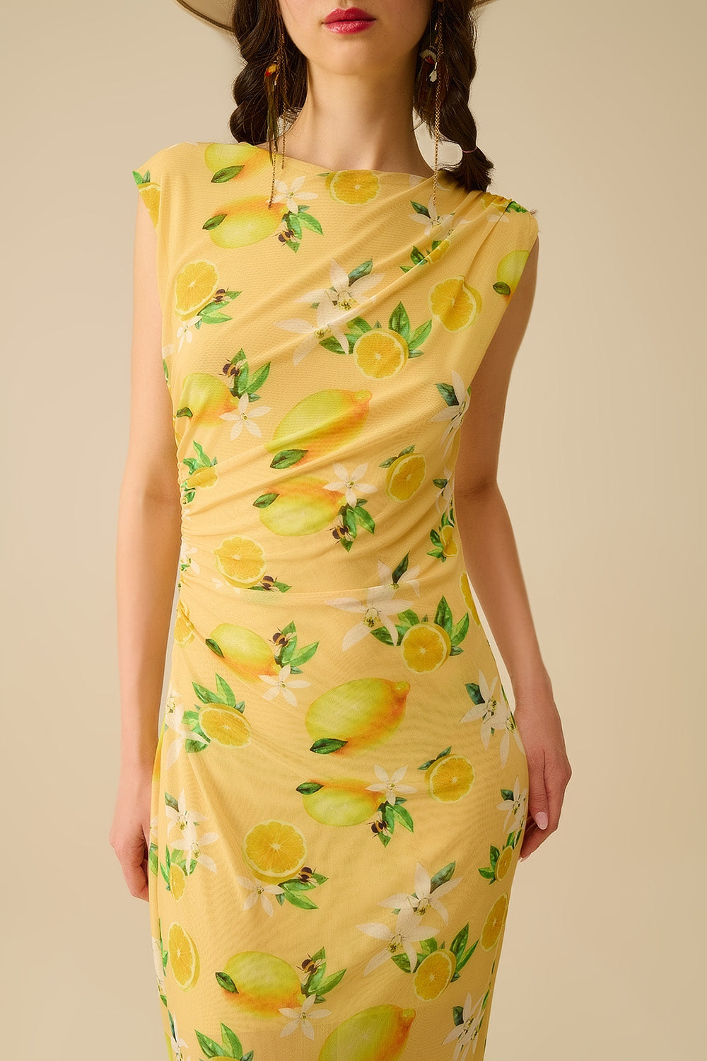 Vestido de tule com folhos laterais em estampado amarelo-limão