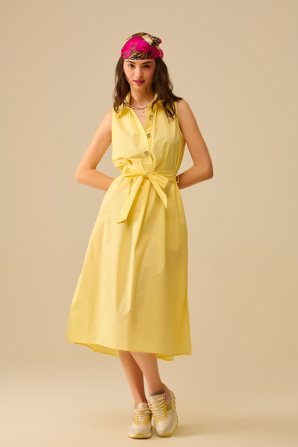 Vestido midi de popelina amarelo com botões prateados em forma de coração