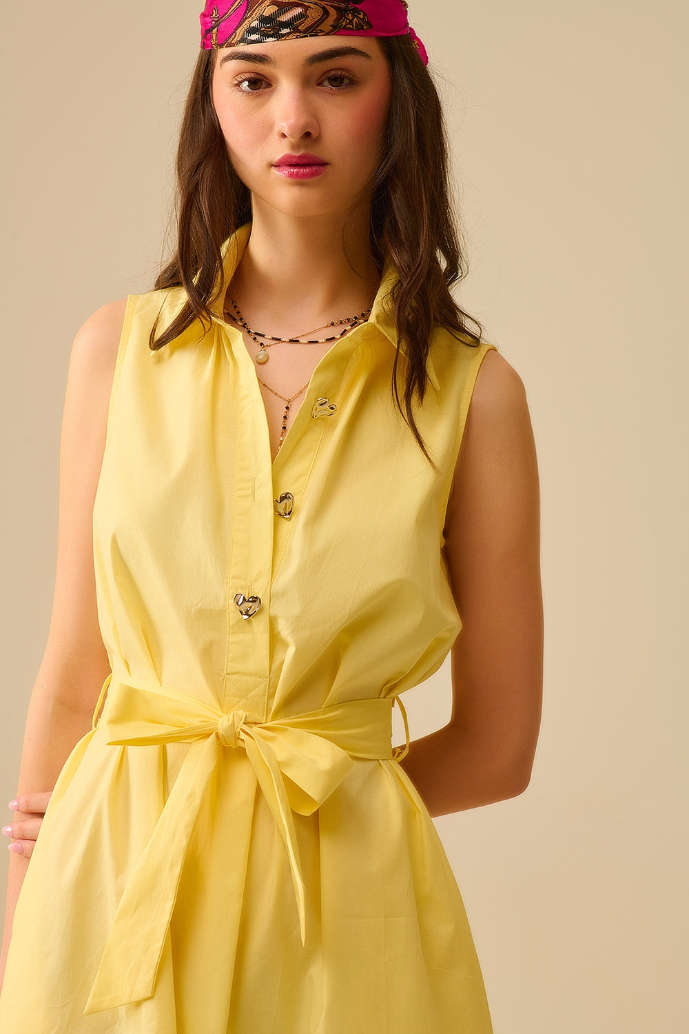 Vestido midi de popelina amarelo com botões prateados em forma de coração